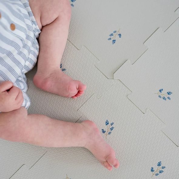 3 SPROUTS PĚNOVÁ HRACÍ PODLOŽKA BLUEBERRY/TAUPE - HRACÍ PODLOŽKY NA ZEM - SPINKÁNÍ