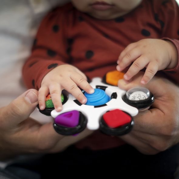 BABY EINSTEIN HRAČKA SENZORICKÁ CURIOSITY CLUTCH ™ 3M + - SENZORICKÉ HRAČKY - PRO DĚTI