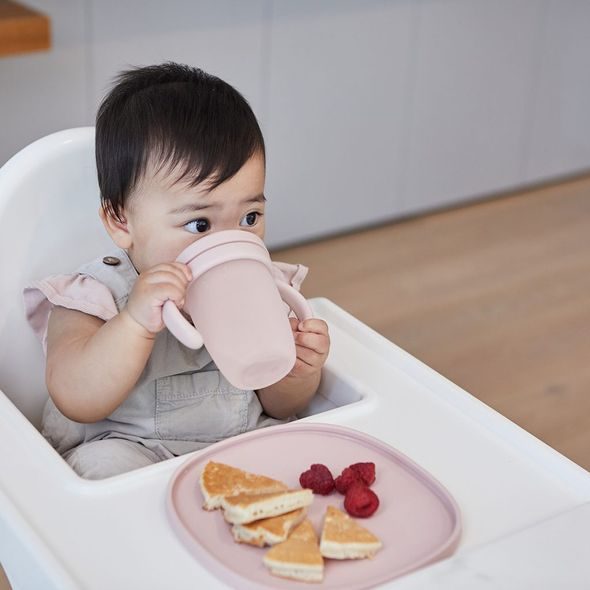 B.BOX SILIKONOVÝ HRNEČEK S PÍTKEM 240 ML - RŮŽOVÝ - DĚTSKÉ HRNEČKY - KRMENÍ