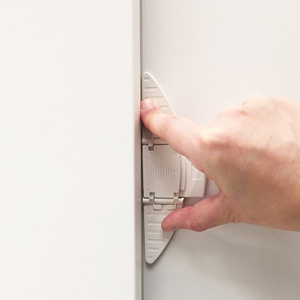 BABYDAN BEZPEČNOSTNÍ UZÁVĚR POSUV.DVEŘÍ SKŘÍNÍ SLIDING DOOR STOP, BIO - BEZPEČNOST DĚTÍ V DOMÁCNOSTI - KOUPÁNÍ A ZDRAVÍ