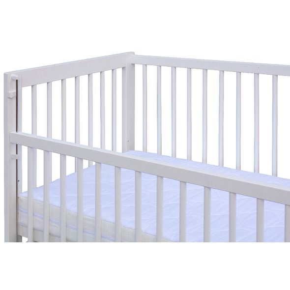 SCARLETT DĚTSKÁ POSTÝLKA SE STAHOVACÍM BOKEM PERTA (BUK) BÍLÁ 120X60CM - DŘEVĚNÉ POSTÝLKY - SPINKÁNÍ