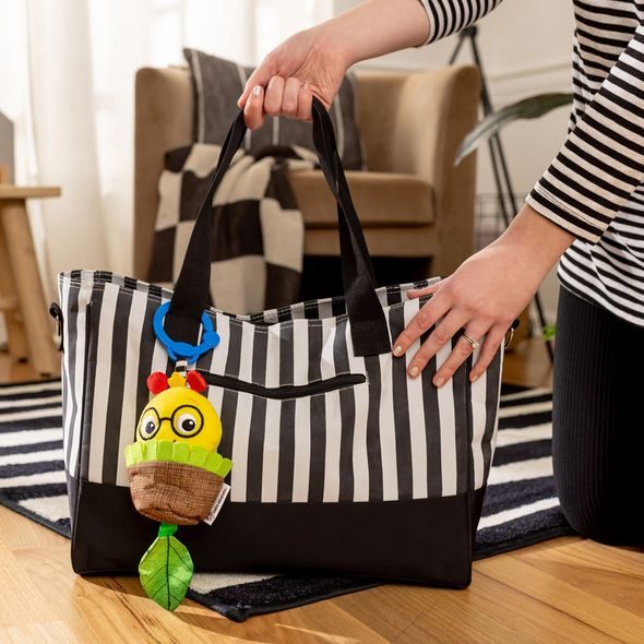 BABY EINSTEIN HRAČKA S CHRASTÍTKEM NATAHOVACÍ NA C KROUŽKU CAL-A-PULLER™ 0M+ - HRAČKY K ZAVĚŠENÍ - PRO DĚTI