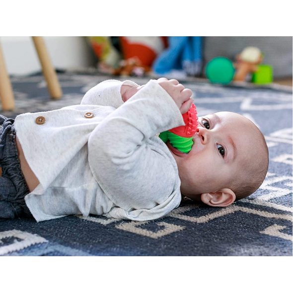 INFANTINO VIBRUJÍCÍ KOUSÁTKO JABLKO - KOUSÁTKA - PRO DĚTI