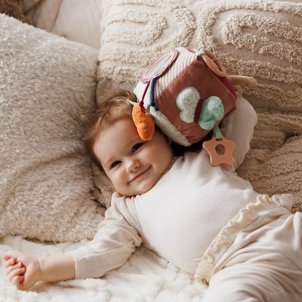BABYONO KOSTKA SENSORICKÁ RABBIT KARO 0M+ - SENZORICKÉ HRAČKY - PRO DĚTI