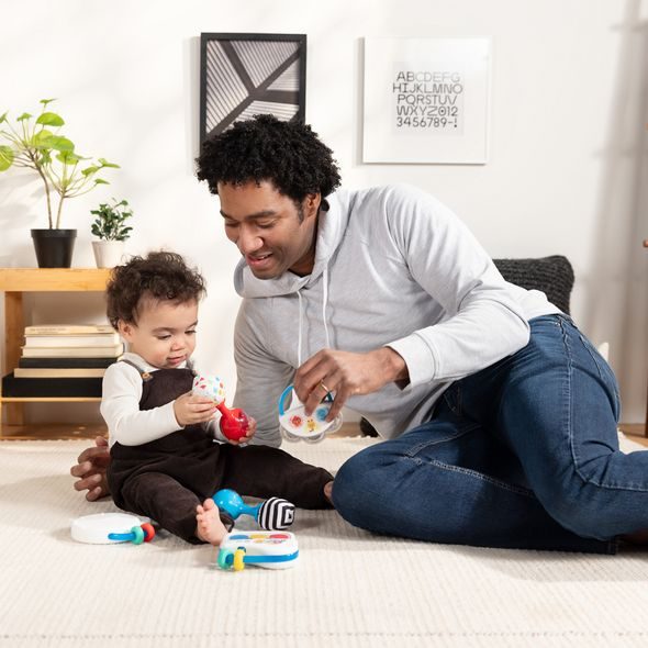 BABY EINSTEIN HRAČKA CHRASTÍTKO SHAKE & GROOVE™ 2KS, 0M+ - MOTORICKÉ A HUDEBNÍ - PRO DĚTI