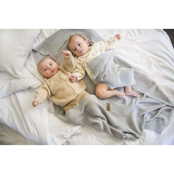 MOMI DĚTSKÁ PLETENÁ DEKA MOMI HUG BÉŽOVÁ - DĚTSKÉ DEKY PRO MIMINKA - SPINKÁNÍ