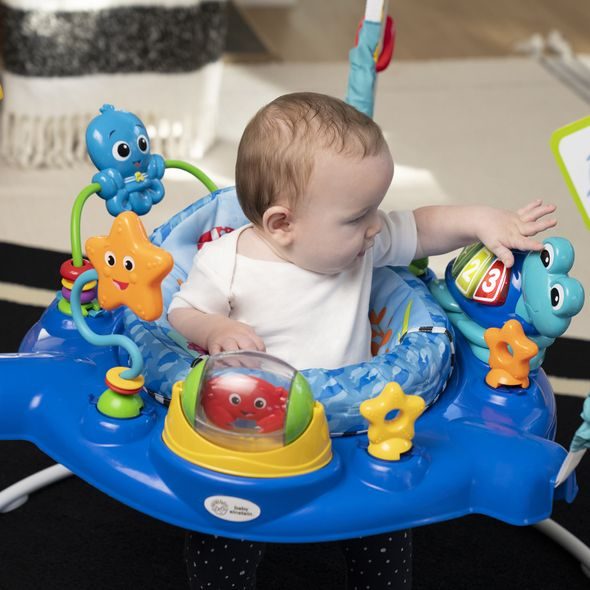 BABY EINSTEIN SKÁKADLO NEPTUNE’S OCEAN DISCOVERY™ 6M+ DO 11KG - VOZÍTKA A ODRÁŽEDLA - PRO DĚTI