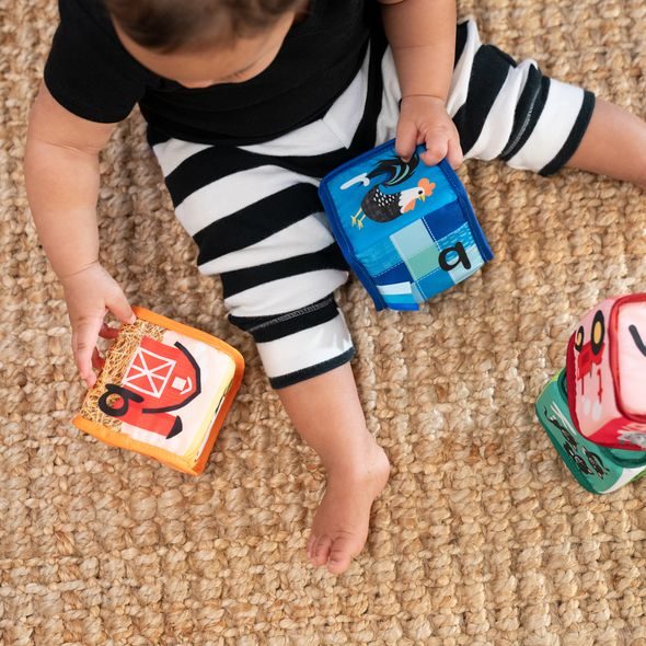 BABY EINSTEIN HRAČKA TEXTILNÍ KOSTKY ABECEDA ALPHA STACKS™ 4KS, 3M+ - STAVEBNICE A PUZZLE - PRO DĚTI