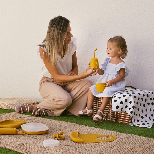 INTERBABY LAHVIČKA S BRČKEM SILIKONOVÁ - OKROVÁ - DĚTSKÉ HRNEČKY - KRMENÍ