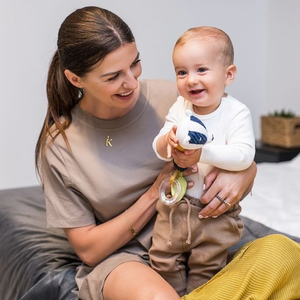 BABYONO HRAČKA PÍSKACÍ S CHRASTÍCÍ JEZEVEC EDMUND, 3M+ - HRAČKY K ZAVĚŠENÍ - PRO DĚTI