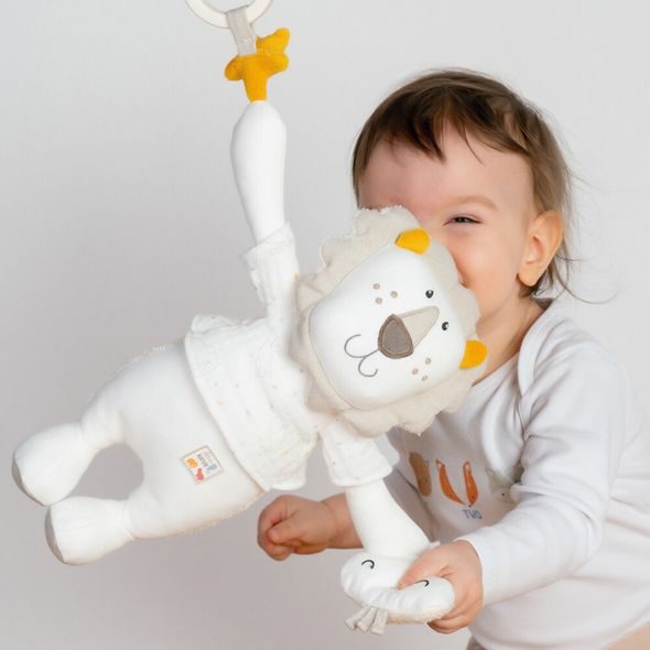 BABY FEHN AKTIVITY HRAČKA LEV - HRAČKY K ZAVĚŠENÍ - PRO DĚTI