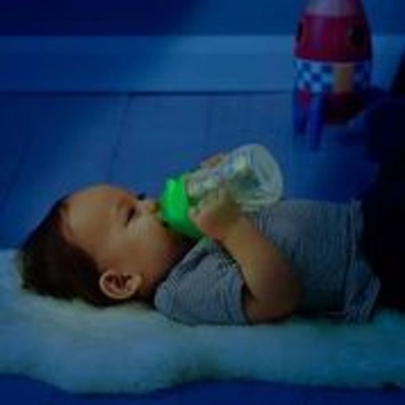 B.BOX HRNEČEK S BRČKEM 240ML - GLOW IN THE DARK - DĚTSKÉ HRNEČKY - KRMENÍ