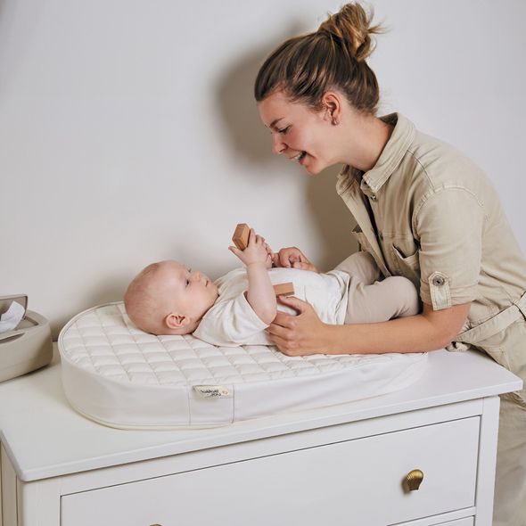 BEBE-JOU VYHŘÍVANÁ PROŠÍVANÁ PŘEBALOVACÍ PODLOŽKA QUILTED SQUARES ČTVERCE, BÉŽOVÁ - PŘEBALOVACÍ PODLOŽKY - PŘEBALOVÁNÍ