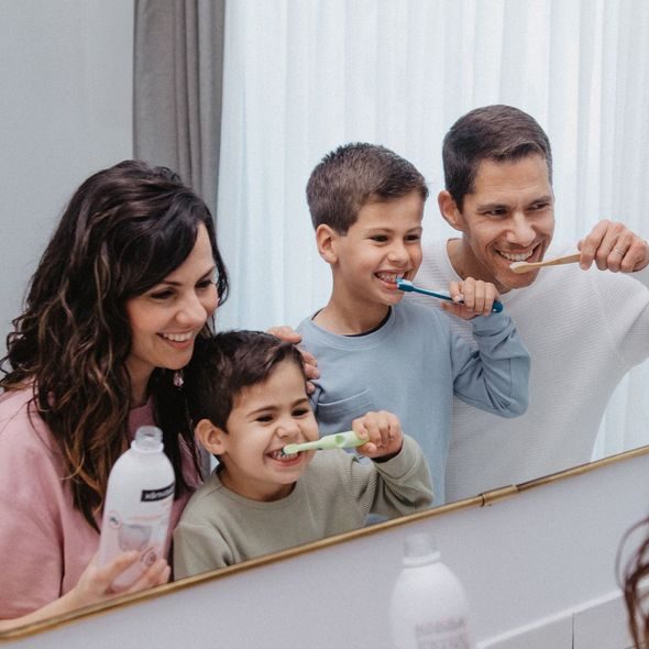 SUAVINEX DĚTSKÝ KARTÁČEK NA ZOUBKY KIDS 2-6 LET - ZUBNÍ KARTÁČKY A PASTY - KOUPÁNÍ A ZDRAVÍ