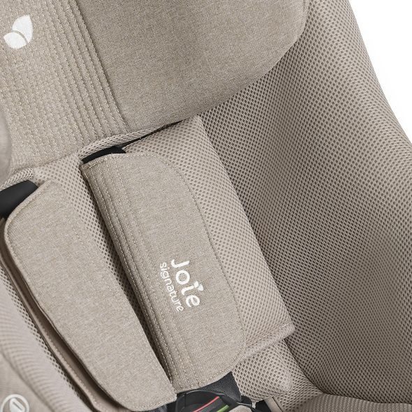 JOIE I-HARBOUR™ E SIGNATURE 2026 SANDSTONE + VLOŽKA - AUTOSEDAČKY 9-18KG - AUTOSEDAČKY A PŘÍSLUŠENSTVÍ