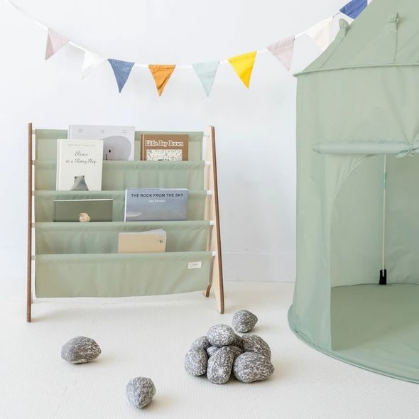 3 SPROUTS STOJAN NA KNÍŽKY RECYCLED SOLID/GREEN - DEKORACE A POLIČKY - SPINKÁNÍ