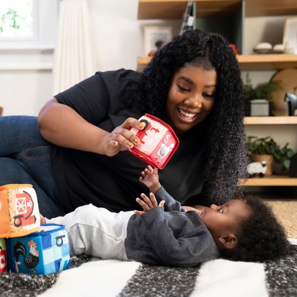 BABY EINSTEIN HRAČKA TEXTILNÍ KOSTKY ABECEDA ALPHA STACKS™ 4KS, 3M+ - STAVEBNICE A PUZZLE - PRO DĚTI