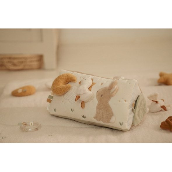 LITTLE DUTCH POLŠTÁŘEK TROJHRANNÝ S AKTIVITAMI NEWBORN NATURALS - FARMA - PRO DĚTI