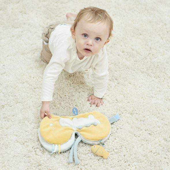 NATTOU KNÍŽKA PLYŠOVÁ VELRYBA SALLY S AKTIVITAMI 14 CM ROMEO, JULES & SALLY - KNÍŽKY PRO NEJMENŠÍ - PRO DĚTI