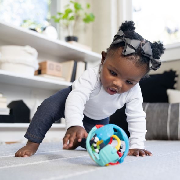 BABY EINSTEIN HRAČKA SENZORICKÝ MÍČ S KOUSÁTKEM RATTLE & SENSE™ 3M+ - SENZORICKÉ HRAČKY - PRO DĚTI