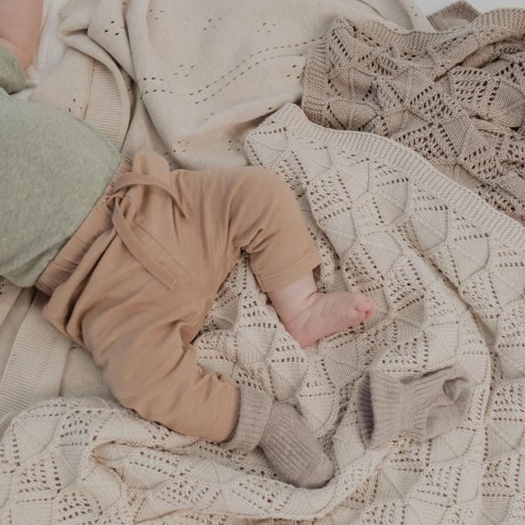 BIBS PLETENÁ VLNKOVANÁ DEKA Z BIO BAVLNY - DĚTSKÉ DEKY PRO MIMINKA - SPINKÁNÍ