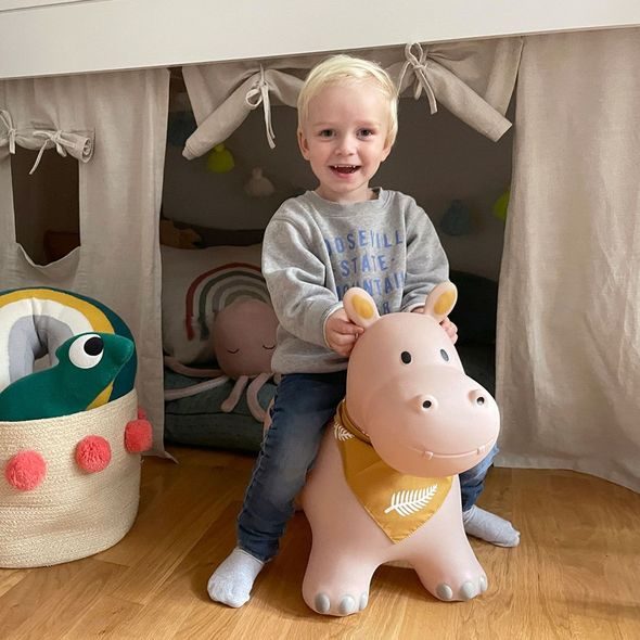 KINDSGUT SKÁKACÍ ZVÍŘÁTKO HROCH - NAFUKOVACÍ SKÁKADLA - PRO DĚTI