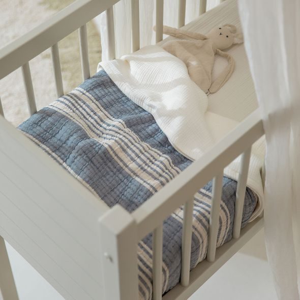 MEYCO DEKA Z PŘEDEPRANÉHO MUŠELÍNU A ŽAKÁRU 100X150 - STRIPE INDIGO - DĚTSKÉ DEKY PRO MIMINKA - SPINKÁNÍ