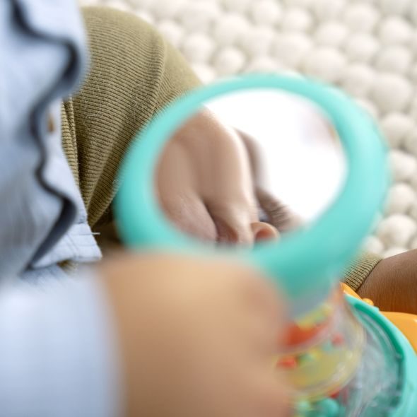 BRIGHT STARTS HRAČKA HUDEBNÍ CHRASTÍTKO SLUNÍČKO JUST FOR SUN™ 6M+ - CHRASTÍTKA - PRO DĚTI