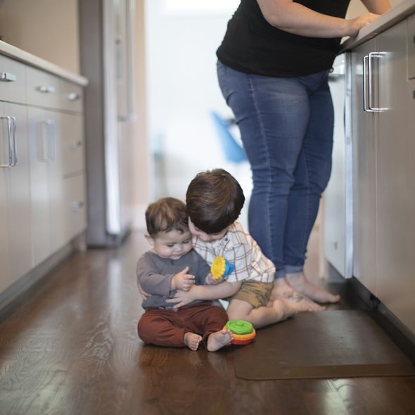 BABY EINSTEIN KOUSÁTKO STOHOVACÍ 2V1 STACK & TEETHE™ 0M+ - STOHOVACÍ HRAČKY - PRO DĚTI