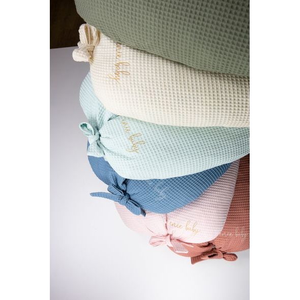 ENIE BABY KOJÍCÍ POLŠTÁŘ VAFLOVÝ SVĚTLE MODRÝ Z PAMĚŤOVÉ PĚNY - KOJÍCÍ POLŠTÁŘE - KRMENÍ