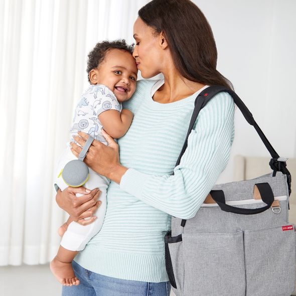 SKIP HOP POUZDRO NA DUDLÍK SILIKONOVÉ GRAB&GO ŠEDÉ - ŠIDÍTKA A DOPLŇKY - KRMENÍ