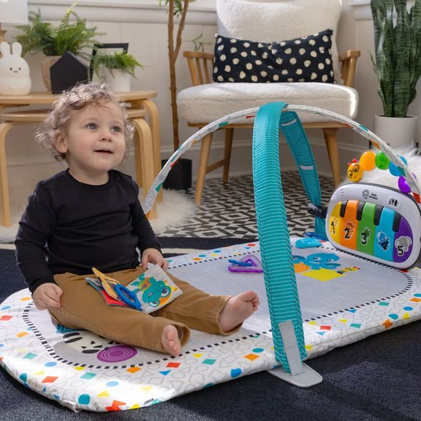 BABY EINSTEIN POSTÝLKA S OHRÁDKOU NA HRANÍ A KLAVÍREM 3V1 KICK & SNOOZE™ 0M+ - HRACÍ DEKY - PRO DĚTI