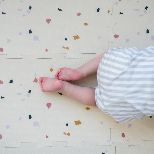 3 SPROUTS PĚNOVÁ HRACÍ PODLOŽKA TERRAZZO/CREAM NEW - HRACÍ PODLOŽKY NA ZEM - SPINKÁNÍ