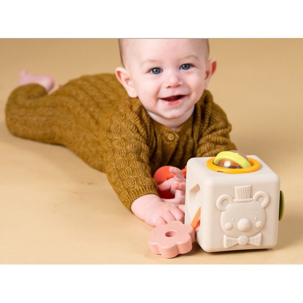 TAF TOYS KOSTKA S AKTIVITAMI PEEK & PLAY - SENZORICKÉ HRAČKY - PRO DĚTI
