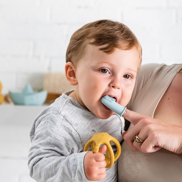NATTOU KARTÁČEK SILIKONOVÝ NA PRST S POUZDREM PETROL BLUE/AQUA BLUE 2 KS - ZUBNÍ KARTÁČKY A PASTY - KOUPÁNÍ A ZDRAVÍ