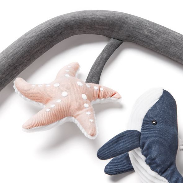ERGOBABY EVOLVE HRAČKA NA LEHÁTKO OCEAN WONDERS / CHARCHOAL GREY - HRAZDIČKY - PRO DĚTI