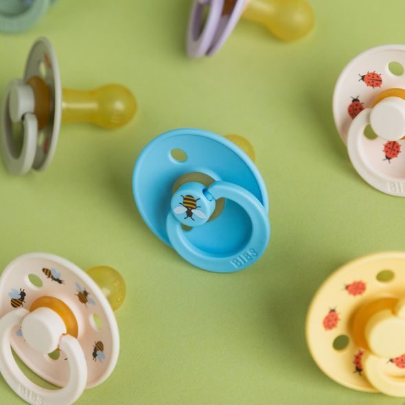 BIBS STUDIO COLOUR LADYBUG DUDLÍKY Z PŘÍRODNÍHO KAUČUKU 2KS – VELIKOST 2 - ŠIDÍTKA A DOPLŇKY - KRMENÍ