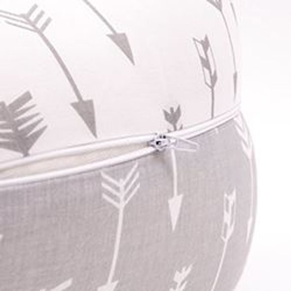 SCAMP KOJÍCÍ POLŠTÁŘ 155X30 (ARROWGREYWHITE) - KOJÍCÍ POLŠTÁŘE - KRMENÍ