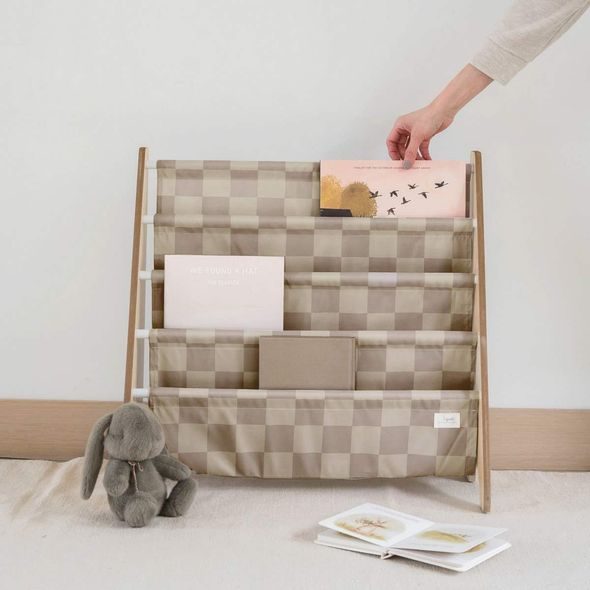 3 SPROUTS STOJAN NA KNÍŽKY RECYCLED CHECKERBOARD/BEIGE - DEKORACE A POLIČKY - SPINKÁNÍ