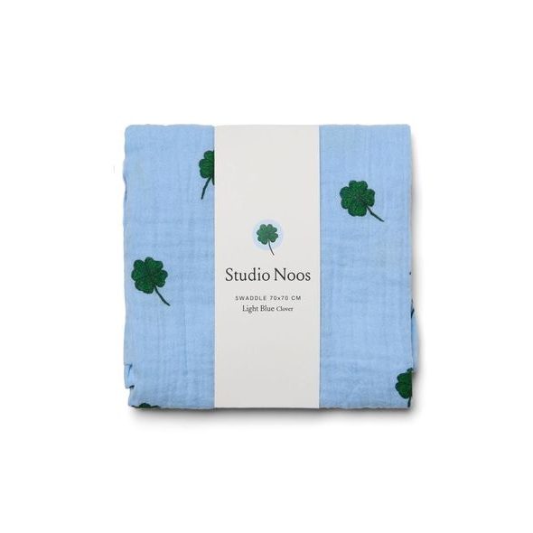 STUDIO NOOS SWADDLE ZAVINOVAČKA PRINT MEDIUM LIGHT BLUE CLOVER - ZAVINOVACÍ PLENY / OSUŠKY VELKÉ - PŘEBALOVÁNÍ