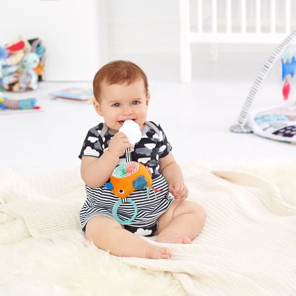 SKIP HOP HRAČKA NA C KROUŽKU TECHNICOLOR - PTÁČEK 0M+ - HRAČKY K ZAVĚŠENÍ - PRO DĚTI