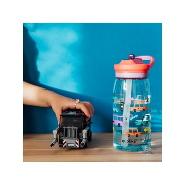 QUOKKA PLASTOVÁ LÁHEV S PÍTKEM GLOW KIDS CARS 580 ML - SPORTOVNÍ LAHVE - KRMENÍ