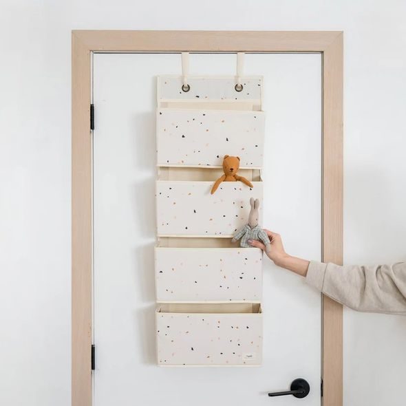 3 SPROUTS ZÁVĚSNÝ ORGANIZÉR RECYCLED TERRAZZO CREAM - DEKORACE A POLIČKY - SPINKÁNÍ