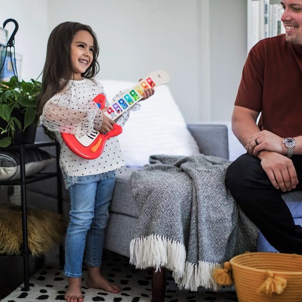 BABY EINSTEIN HRAČKA DŘEVĚNÁ HUDEBNÍ KYTARA TOGETHER IN TUNE GUITAR™ CONNECTED MAGIC TOUCH™ HAPE 6M+ - HUDEBNÍ - PRO DĚTI