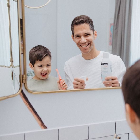 SUAVINEX DĚTSKÝ KARTÁČEK NA ZOUBKY KIDS 2-6 LET - ZUBNÍ KARTÁČKY A PASTY - KOUPÁNÍ A ZDRAVÍ