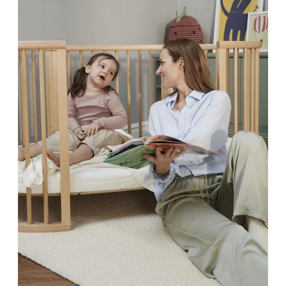 STOKKE® SLEEPI™ V3 WHITE + PRODLOUŽENÍ + 2X MATRACE + 2X PROSTĚRADLO - DŘEVĚNÉ POSTÝLKY - SPINKÁNÍ