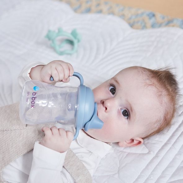 B.BOX HRNEČEK S PÍTKEM 4M+ - SVĚTLE MODRÝ 240 ML - DĚTSKÉ HRNEČKY - KRMENÍ