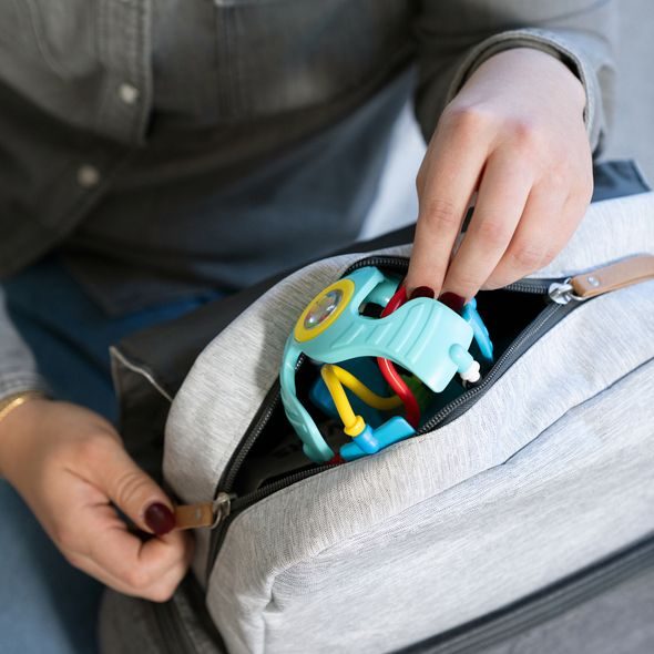 BABY EINSTEIN HRAČKA SENZORICKÝ MÍČ S KOUSÁTKEM RATTLE & SENSE™ 3M+ - SENZORICKÉ HRAČKY - PRO DĚTI