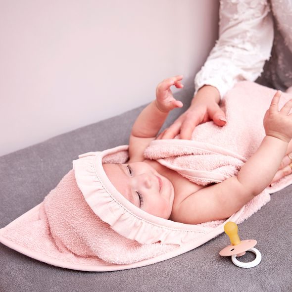 MEYCO OSUŠKA S KAPUCÍ RUFFLE 80X80 - SOFT PINK - OSUŠKY A DĚTSKÉ ŽUPANY - KOUPÁNÍ A ZDRAVÍ
