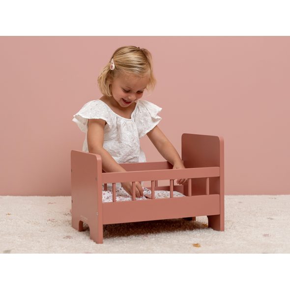 LITTLE DUTCH POSTÝLKA PRO PANENKY DŘEVĚNÁ S PEŘINKOU KVĚTINY A MOTÝLI - DOPLŇKY PRO PANENKY - PRO DĚTI